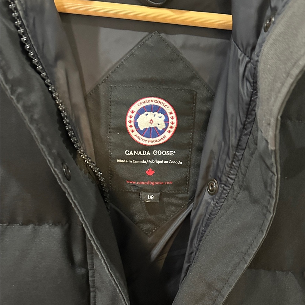 Canada Goose Black Hooded Puffer Coat- women’s - Picture 4 of 7